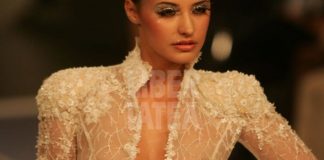 Vezi ce vedeta si-a mai aratat sanii!