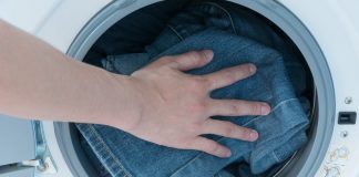 Cum sa-ti speli blugii pentru a le prelungi viata: trucuri infailibile cu istoria