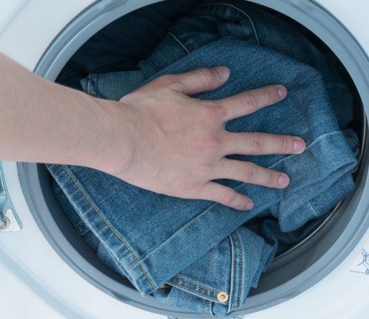 Cum sa-ti speli blugii pentru a le prelungi viata: trucuri infailibile cu istoria