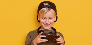Copilul tău utilizează în exces gadgeturile? Iată cum să-l motivezi să renunțe