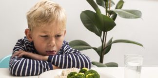 De ce refuză copilul să mănânce la momentul mesei – posibile cauze și soluții