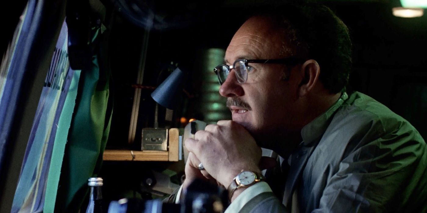 Gene Hackman cu capul pe maini in The Conversation.
