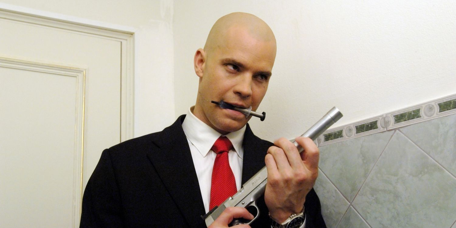 Agentul 47 ataseaza un amortizor la arma lui in Hitman