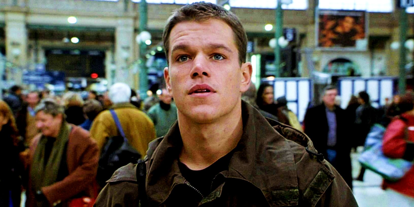 Matt Damon ca Jason Bourne stand pe strada in The Bourne Identity