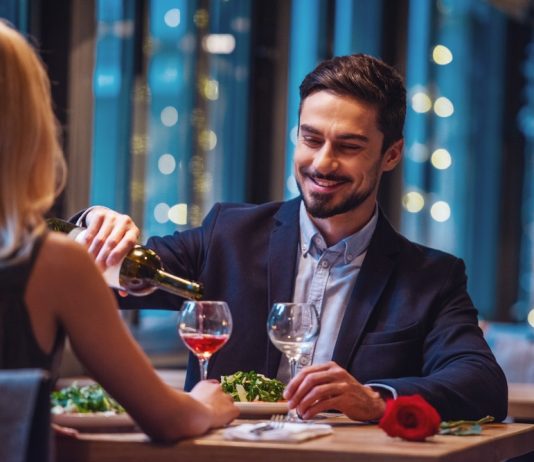 Cum să te îmbraci pentru o întâlnire romantică: idei de look-uri pentru el și ea